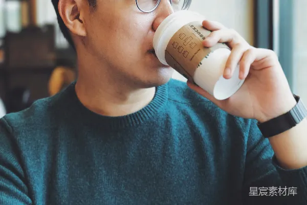 高清摄影 手持星巴克一次性杯的男人