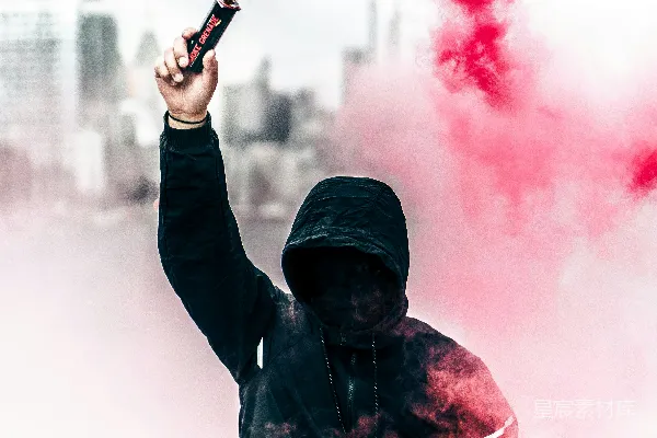 高清摄影 黑色和红色卫衣的人手持烟雾弹