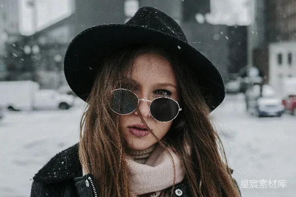 高清摄影 雪中浅景深摄影中戴着帽子的女人