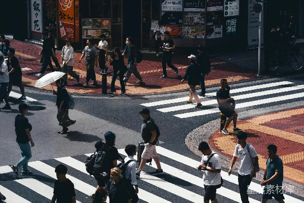 高清摄影 行人正在繁忙街道上的人行横道处穿越马路。