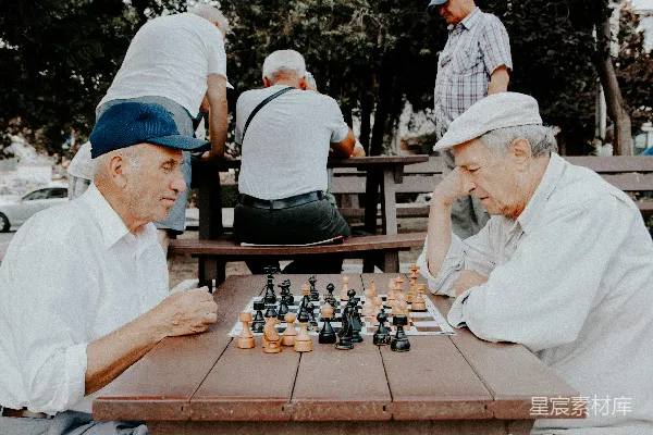 高清摄影 两名男子正在下棋。