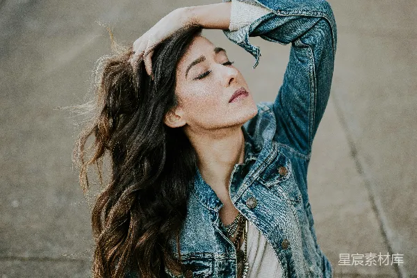 高清摄影 身穿蓝色丹宁夹克的女性