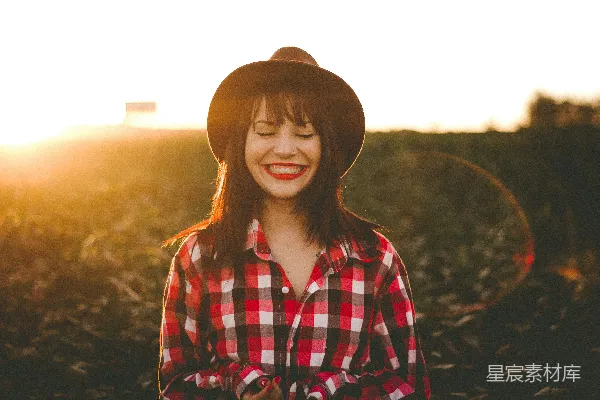 高清摄影 金色时光摄影中的红白格子衬衫女士