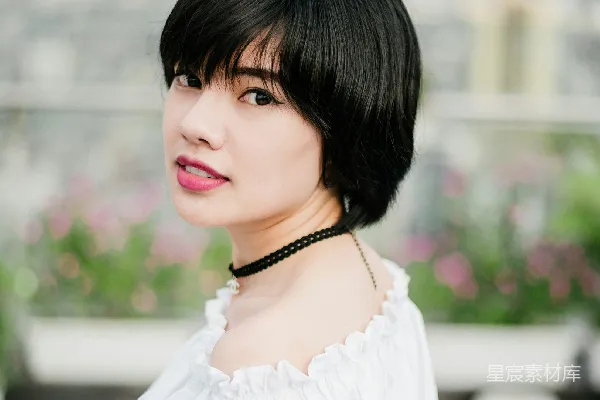 高清摄影 聚焦在穿着白色上衣和黑色项链的女人的选美照片