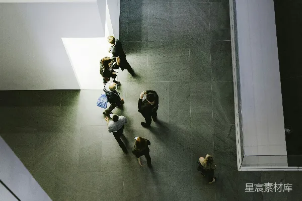 高清摄影 空中拍摄人们站在和走在白色混凝土建筑前的景象