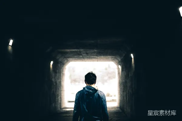 高清摄影 地铁站里站着一个人