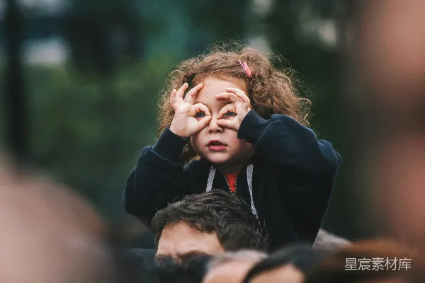 高清摄影 女孩做出手势放在脸上