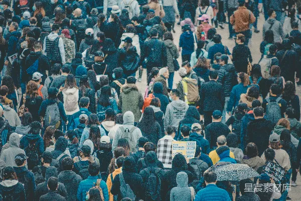 高清摄影 一大群人在街道上行走
