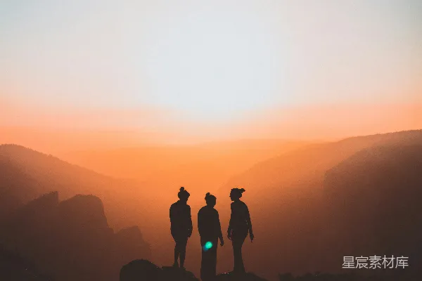 高清摄影 山崖上三个人的轮廓