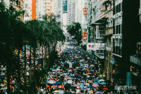 高清摄影 城市街道上的人们在白天