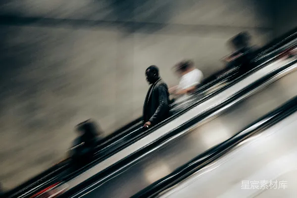 高清摄影 一个骑着电梯的人带着滑板鞋