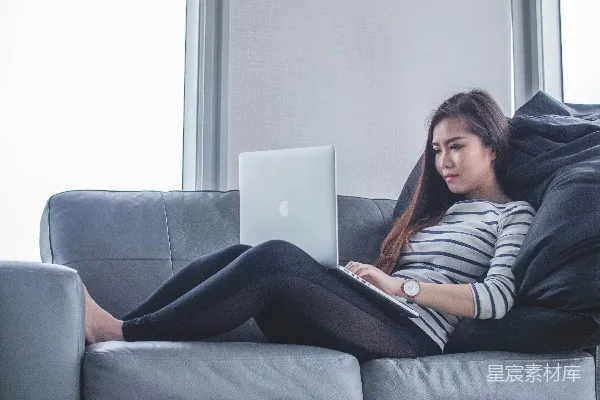 高清摄影 女人坐在沙发上使用MacBook Pro