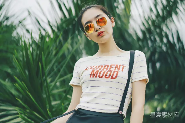高清摄影 站在棕榈植物后面的妇女