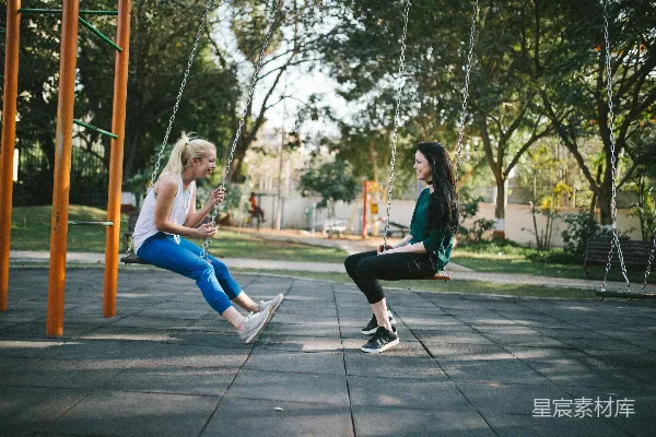 高清摄影 坐在秋千上的女人