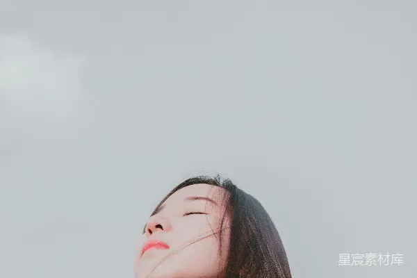 高清摄影 身穿白色和蓝色条纹扣领上衣的女性