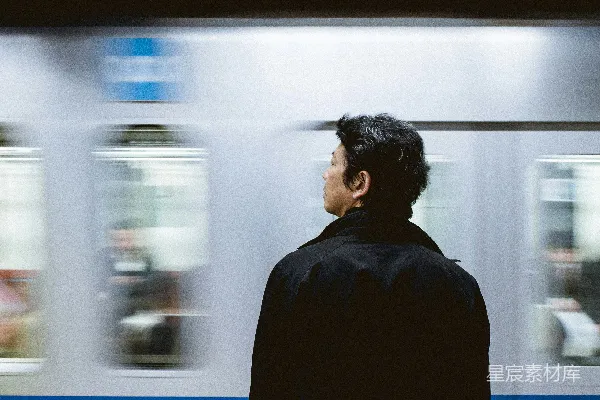 高清摄影 近距离拍摄站在火车前的男人