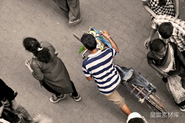 高清摄影 一群人围着一个持枪的人