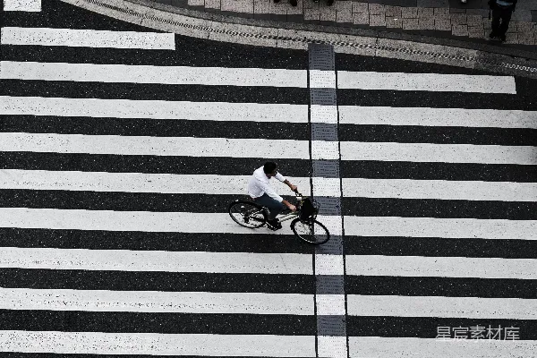 高清摄影 骑车人在人行横道上穿过一条繁忙的街道。