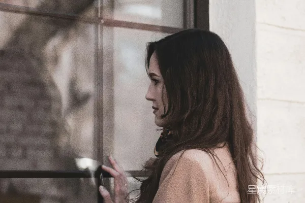 高清摄影 窗前的女人