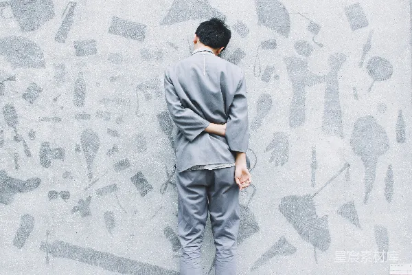 高清摄影 男人站在路中间