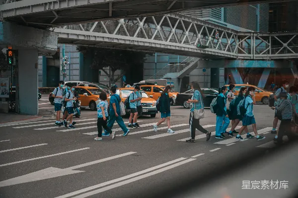 高清摄影 白天街上的人们在行走