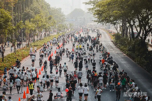 高清摄影 白天人们在街上行走