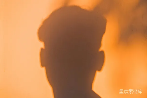 高清摄影 一个戴着帽子的男人的身影