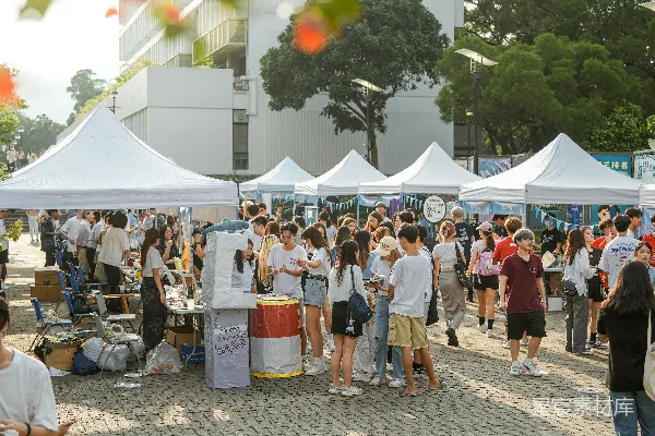 高清摄影 人们在帐篷下浏览并享受市场。