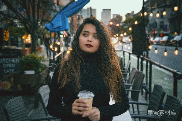 高清摄影 一个女人手里拿着一杯咖啡。