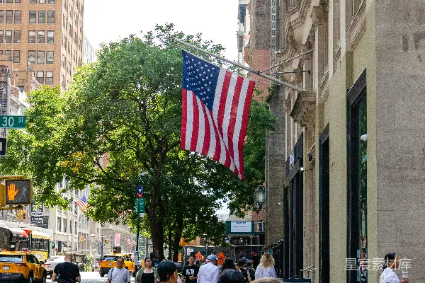 高清摄影 人们走在一条街道上，街道上有美国国旗。