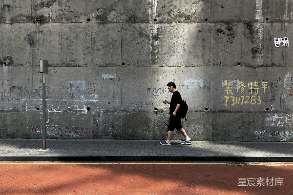 高清摄影 白天一个人走在人行道旁和街道上