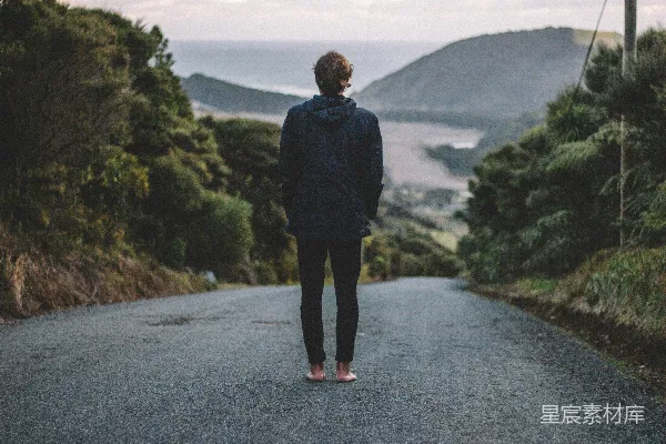 高清摄影 路边一名男子站在河边