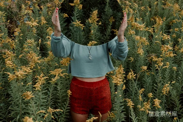 高清摄影 白天站立在一片黄色花田中的女子