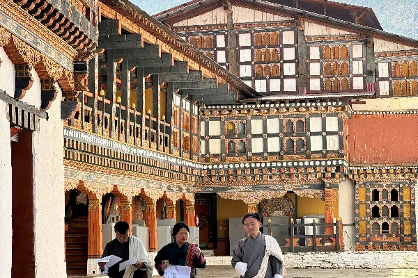 高清摄影 一群人在 courtyard 中闲逛