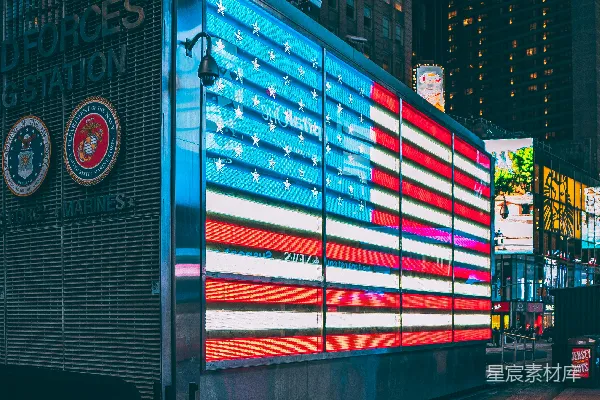 高清摄影 一面大型美国国旗被投影在建筑物一侧。