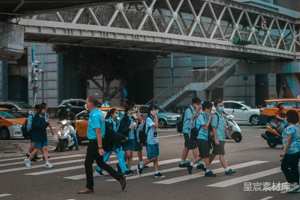 高清摄影 身穿蓝白和橙色T恤的人在白天在路面上跑步
