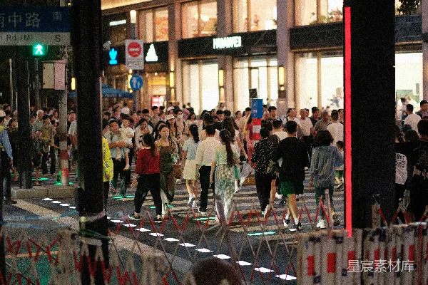 高清摄影 夜晚一群人走在街上