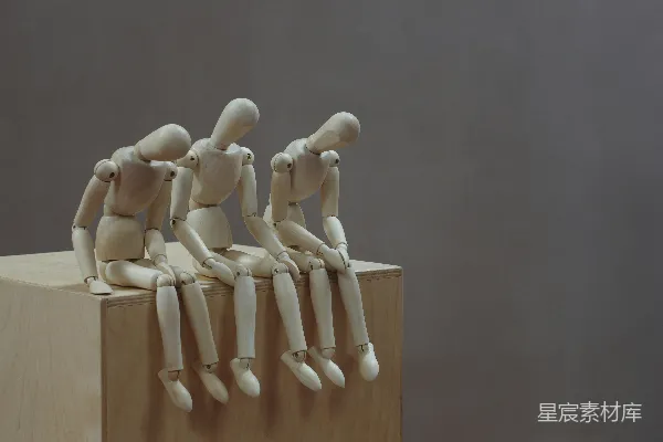 高清摄影 一组木制人偶坐在一块木块上