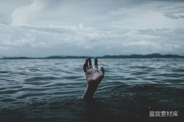 高清摄影 一个人溺水于水下。