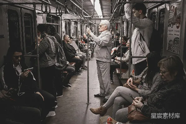 高清摄影 白天坐在火车内的人们