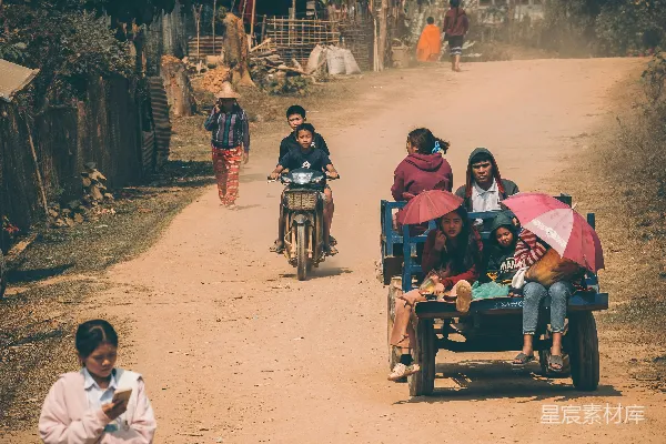 高清摄影 一群人在一条土路上骑摩托车