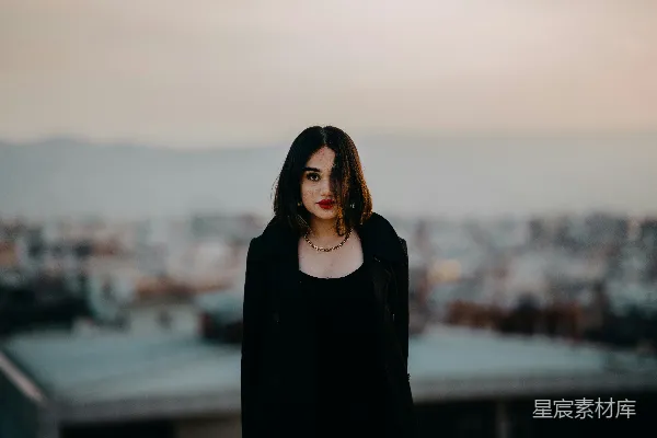 高清摄影 黑色长袖上衣的女人在白天站在海滩上