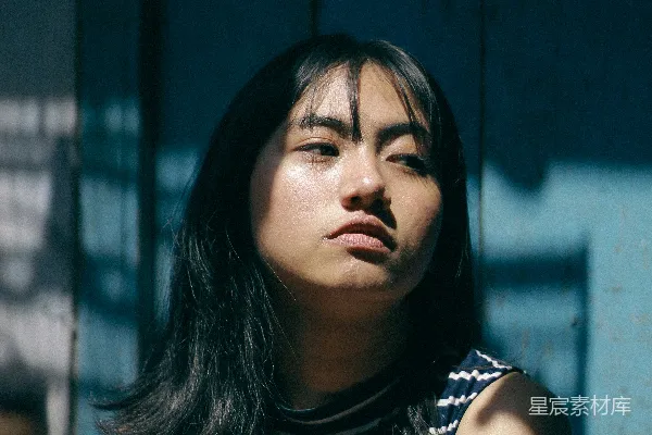 高清摄影 一个女人坐着闭着眼睛