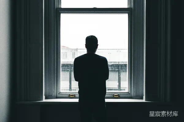 高清摄影 白天人站在窗户前的轮廓