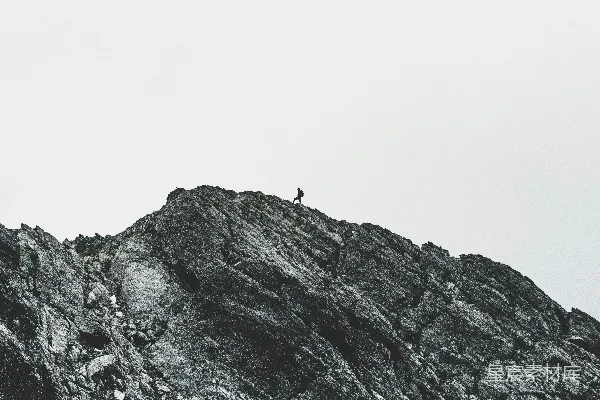 高清摄影 人在岩石山行走