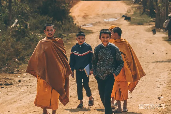高清摄影 一群人在一条土路上行走