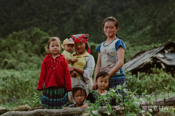 高清摄影 一家人在棕色木凳上在白天坐着