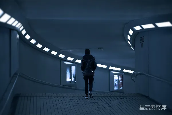 高清摄影 一个人在一栋建筑的走廊里行走