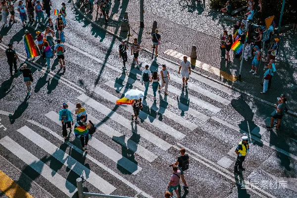 高清摄影 一群人穿过街道