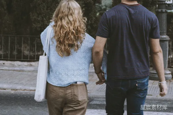 高清摄影 一个男人和一个女人正在穿过人行横道。